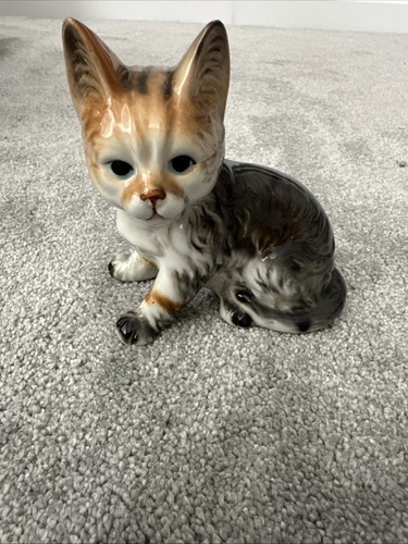 Vintage tabby grey sitting - tabby,