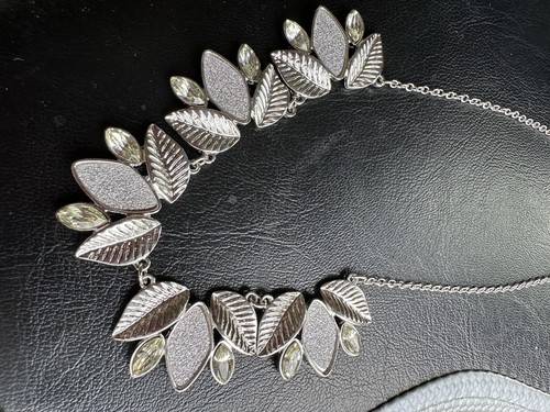 Wallis leaf necklace with - leaf,