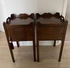 A PAIR OF MAHOGANY BEDSIDE CUPBOARDS OF GEORGE III STYLE, OF RECENT MANUFACTURE