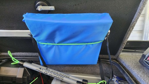 Throwable device seat - /,