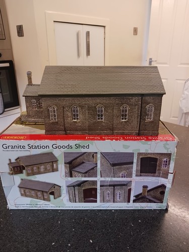 Hornby skaledale goods - skaledale, shed