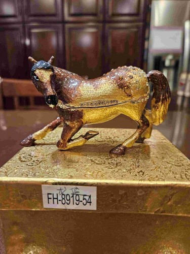 Metallic horse box with - metallic,