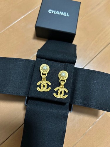 Chanel gold logo pearl - chanel,