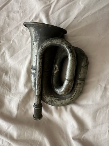 Vintage antique car - horn, no