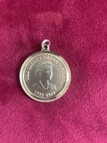 Hallmarked 1977 queen - hallmarked, queen's