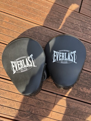 Everlast black boxing pads - black,