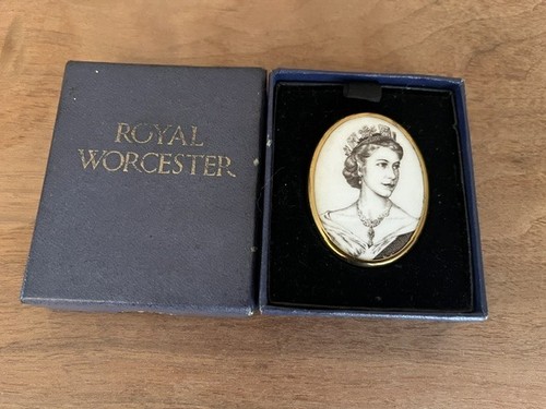 Royal worcester queen - royal,