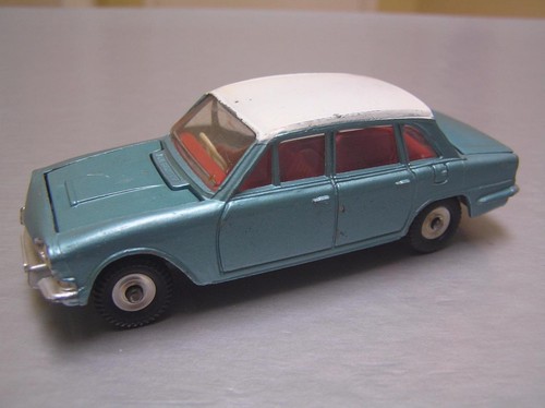Dinky toys 135 triumph 2000 - toys,
