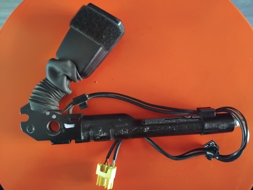 Bmw seat belt pretensioner