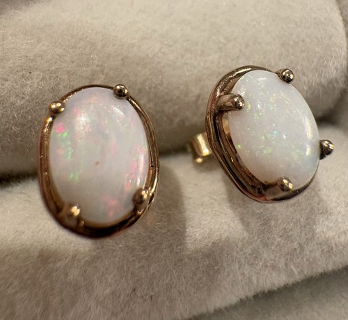Natural white opal stud - white,