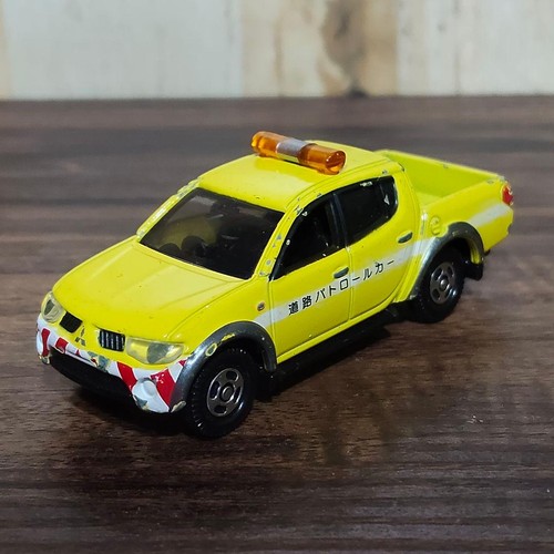 Tomica mitsubishi triton road - tomica,