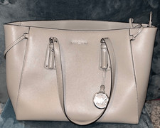 Michael Kors Voyager Medium