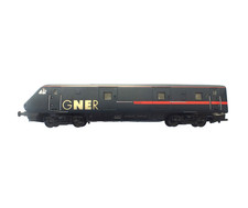 NEAR MINT Hornby R2002 BR Mk4 driving vehicle trailer 82204 with GNER styling