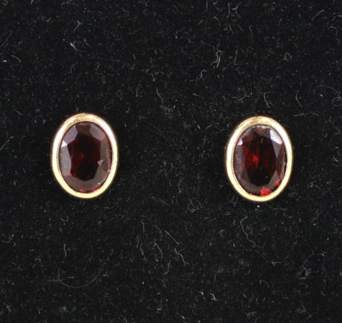 Carat gold garnet stud - 9,