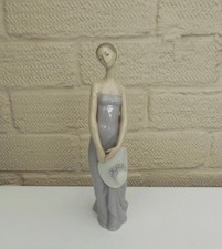 Beautiful Vintage LLadro Lady Figurine "Bridesmaid" Holding Hat 5598 - 1988