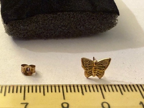9ct gold stud earrings - 9ct,