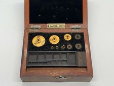 VINTAGE / ANTIQUE BRASS WEIGHTS OERTLING LONDON APOTHECARY CASED WOOD SET