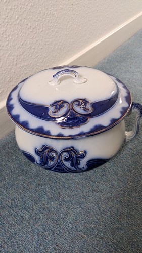 Victorian chamber pot with - , lid