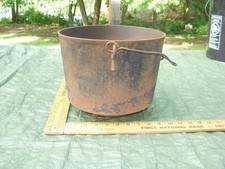 Antique Cast Iron 3 Leg Bean Pot Gate Mark D8, 8 1/2 tall 10 1/2 wide