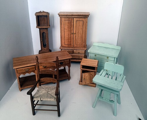 Mixed lot dolls house
