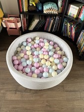 Kids’ Ball Pit with 300