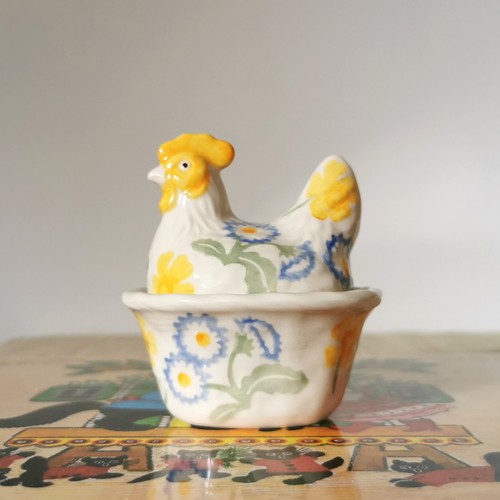 Buttercup daisies hen on - daisies,