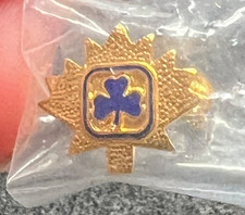 CANADIAN MAPLE LEAF GIRL GUIDE TREFOIL FRIENDSHIP PIN BADGE NEW IN PACKET