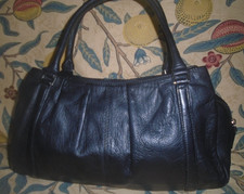 TOMMY & KATE BLACK/CREAM LEATHER HANDBAG, DIVIDERS, 2 HANDLES,POCKETS 35X15X7CM