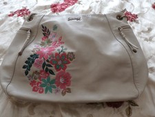 LADIES MANTARAY BAG WITH EMBROIDERY DETAIL TO THE FRONT