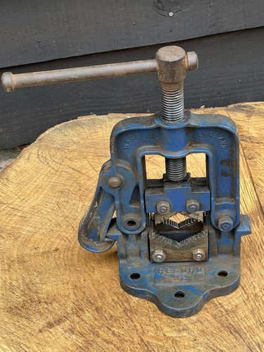 Record pipe vice - 92, hinged