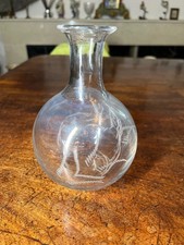 Round Shaped Vase With Leaf