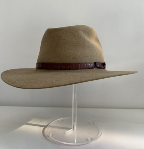 Akubra down under - "down, sandtone