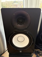 Black Yamaha HS7 Studio