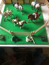 Schleich stable with 5 horses and riders and extras.
