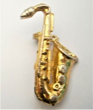 A318:) Vintage Gold tone Saxophone badge brooch pin  