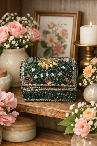 Vintage hand beaded - hand,