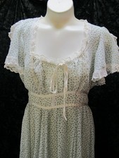 Vintage 1970's White w/ Blue