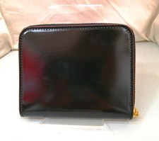 Round zip compact wallet Model