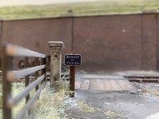 O Gauge Beware Of Trains Signs