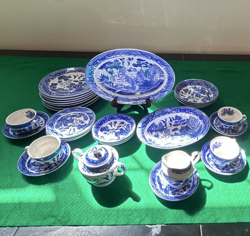 Vintage blue willow produced - blue,