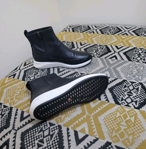 Euc womens clarks - euc,