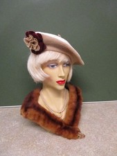 NEUTRAL BERET HAT WITH DARK RED & NEUTRAL FLOWER DECORATION - 1940S STYLE
