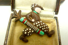 VINTAGE WOODEN GOLFER GOLFING BROOCH PIN