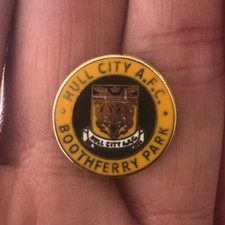 RARE HULL CITY A.F.C. BOOTHFERRY PARK ROUND CREST ENAMEL PIN BADGE