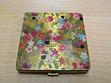 LOVELY VINTAGE VOGUE VANITIES COMPACT WITH PRETTY FLOWER DESIGN