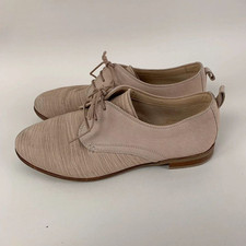 Clarks Flat shoes beige cream lace up 6 D womens leather soft luxury