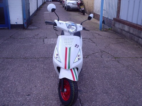 Sinnis street zn50qt front - street,