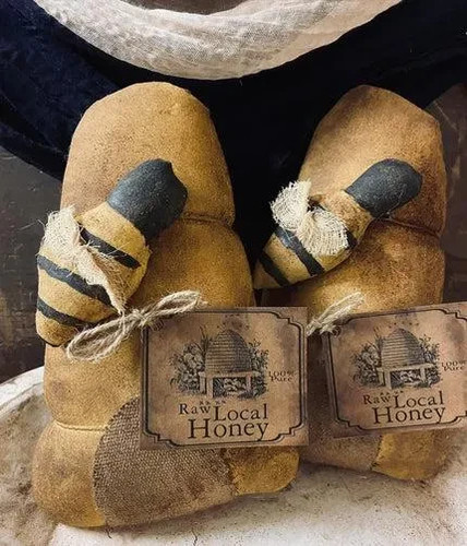 Small primitive grungy bee - small,