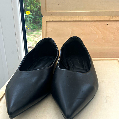 Women black pointed - women’s,