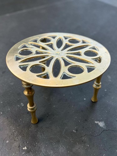 Antique brass kettle plant - /,